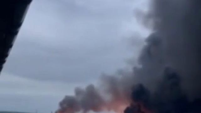 Горящий нефтеперерабатывающий завод в районе города Дрогобыч, Львовской области.