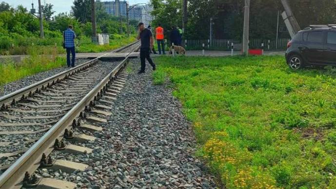 Автомобиль на переезде столкнулся с локомотивом электропоезда в Красноярске
