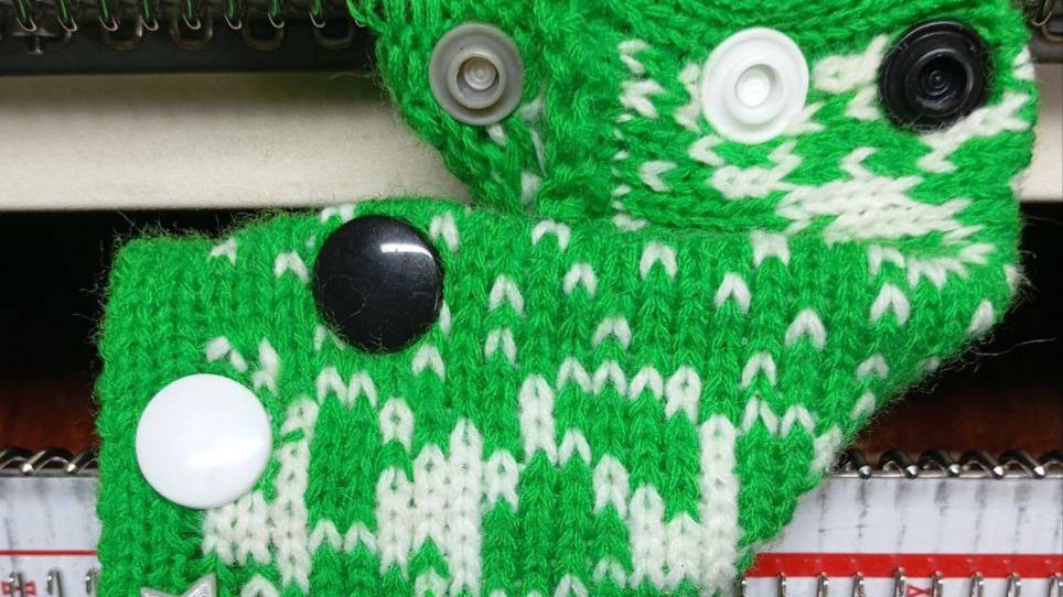 Как поставить кнопки на вязаное полотно?