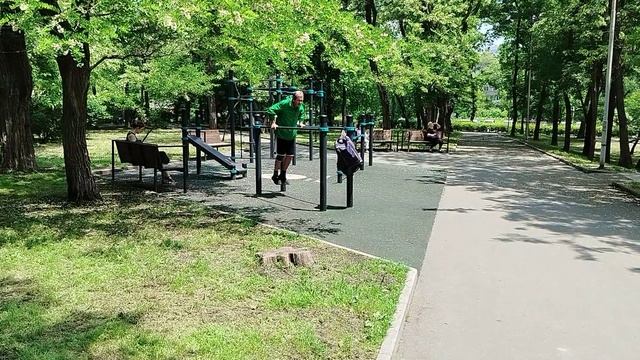С коленом ковылял