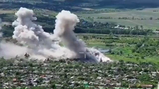 🇷🇺💥🇺🇦Коптер ВСУ снимает прилеты по своим передовым позициям на одном из фронтовых направлений…