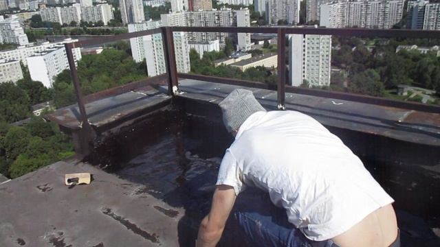 Герметизация плоской кровли, заливка первого слоя жидкой кровли