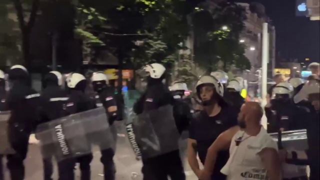 ⚡️В центре Белграда начались столкновения между полицией и протестующими.

По сообщениям СМИ, правоо