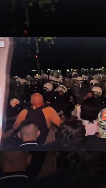 ⚡️В центре Белграда начались столкновения между полицией и протестующими.

По сообщениям СМИ, правоо