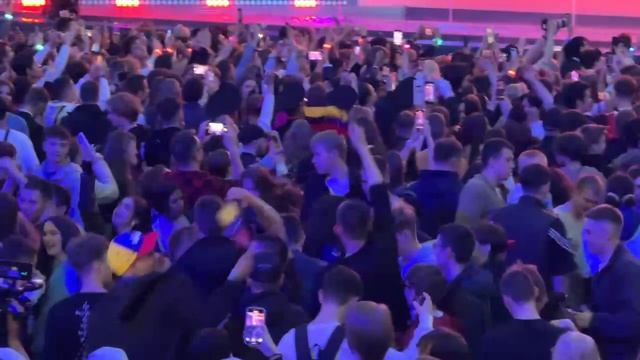 В Питере прошел вечер выпускников «Алые паруса». Старшеклассники вновь отрывались под Кадышеву