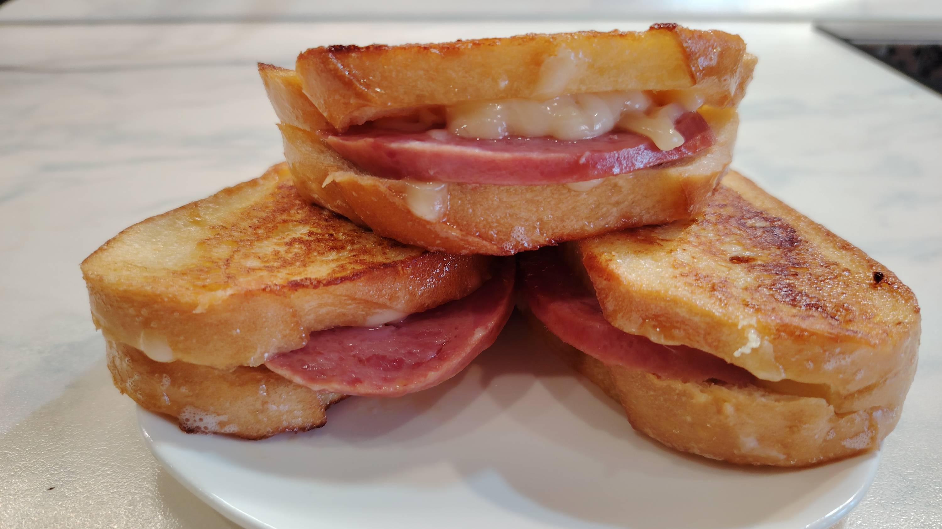 Гренки «Кармашки» с колбасой и сыром