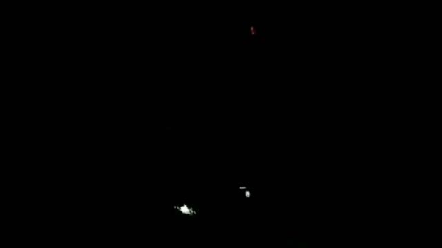 Во время ночной грозы вспышка молнии осветила небо, и прямо над трассой на мгновение стал виден