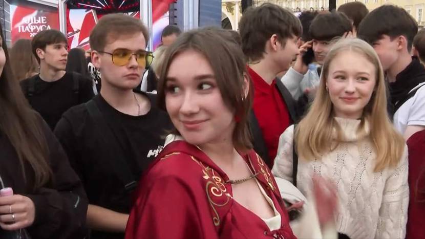 Выпускница посетила «Алые паруса» в платье средневекового стиля