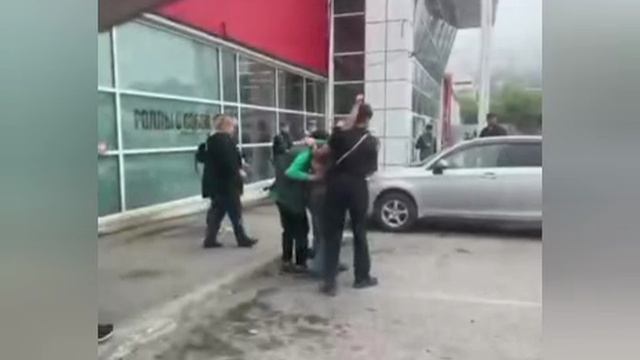 ‼️🇷🇺 Во Владивостоке Массовое отравление неизвестным веществом в гипермаркет,люди теряли сознание