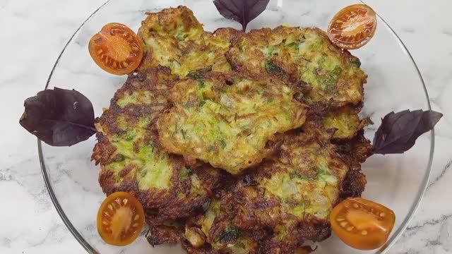 Кабачковые оладьи готовятся очень просто. Хорошо подходит для легкого ужина.
