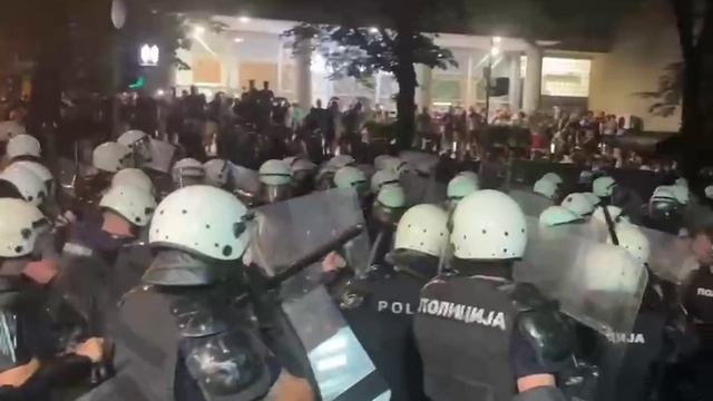 29-06-2025 Полицейские применили слезоточивый газ против участников акции протеста в Белграде, вытес