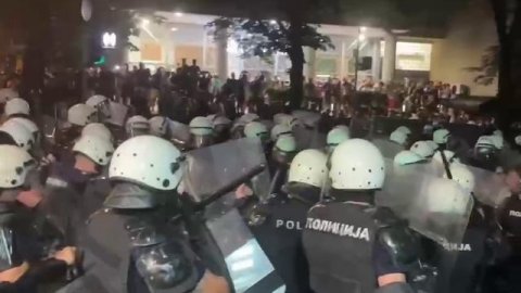 29-06-2025 Полицейские применили слезоточивый газ против участников акции протеста в Белграде, вытес