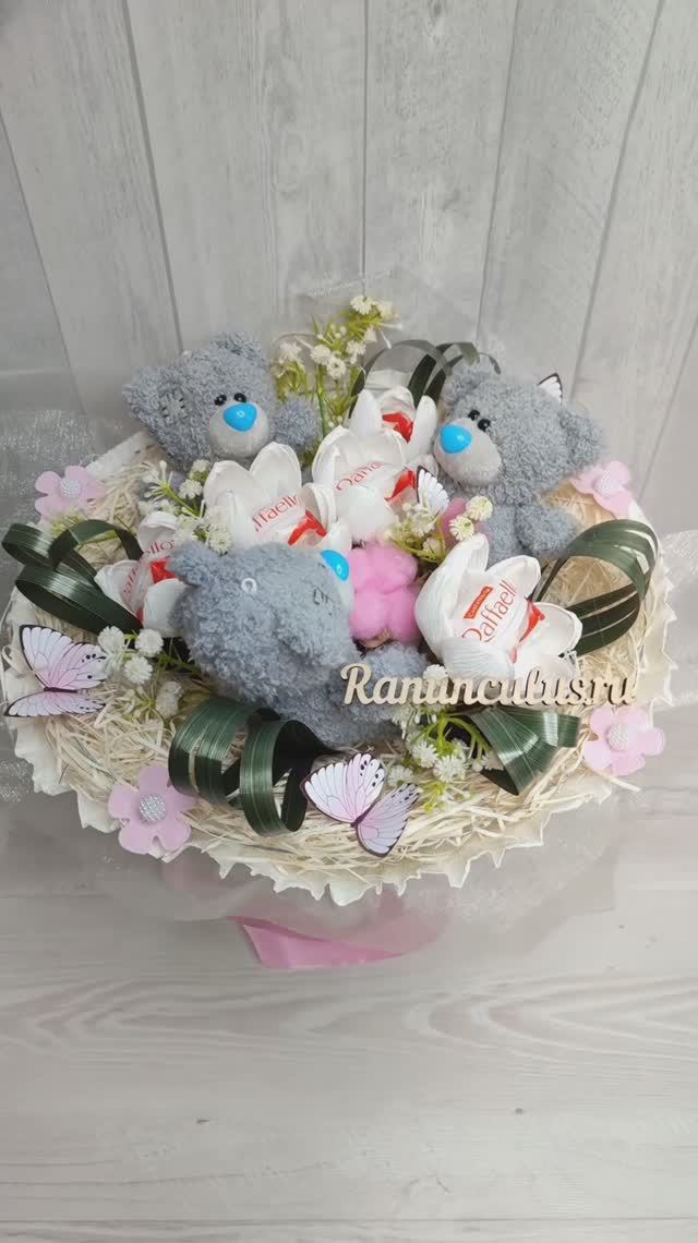 Букет из плюшевых мишек и конфет