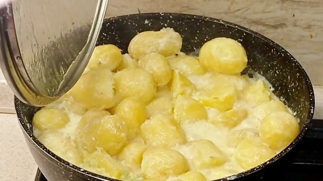 ОБЪЕДЕНИЕ НА СКОВОРОДЕ - ЖАРИМ молодой картофель в сметане с чесноком.