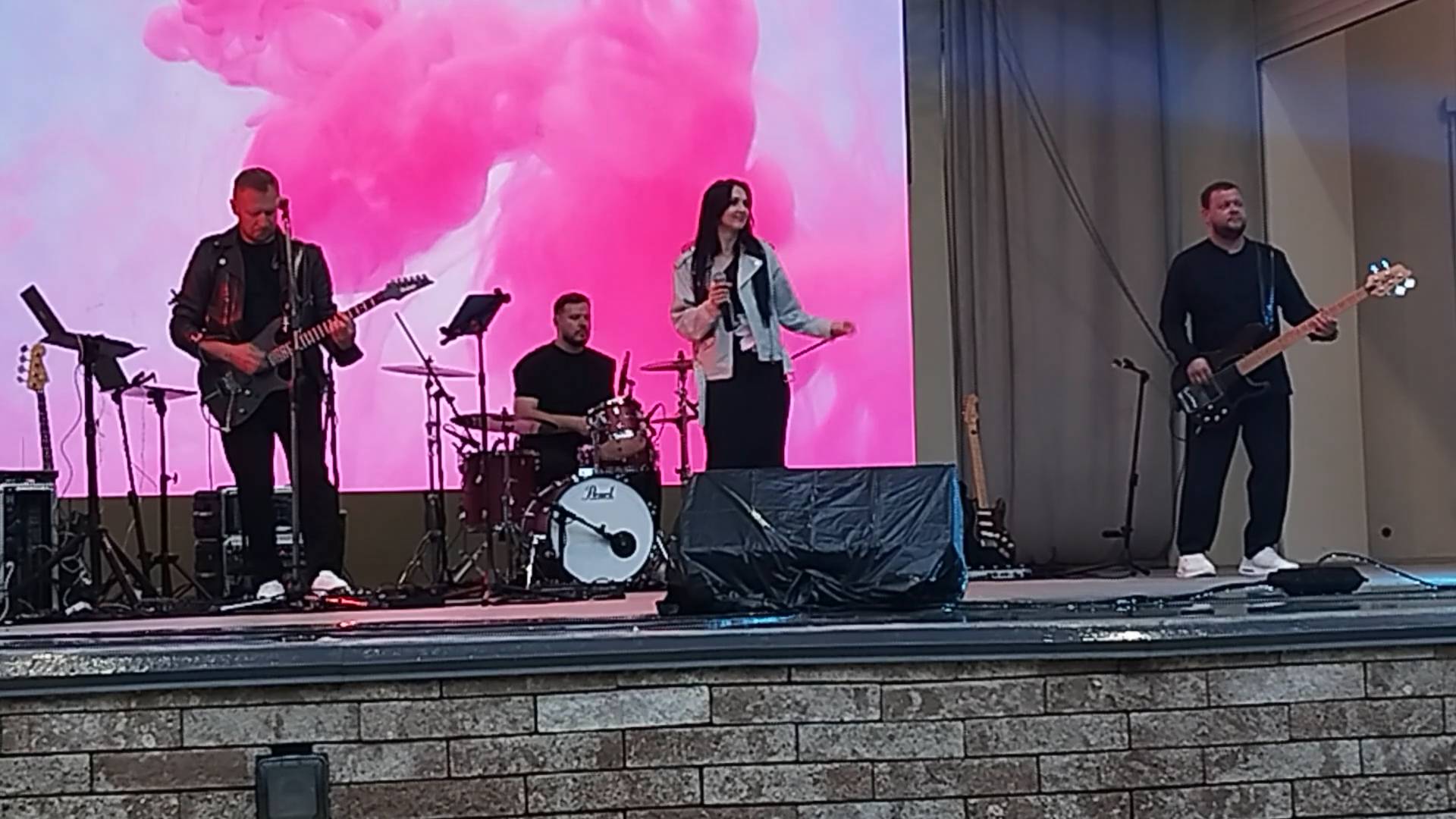 Музыкальная группа на сцене. Песня: Букет из белых роз