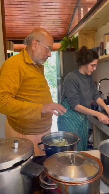 Шрила Бхакти Бибудха Бодхаян Госвами Махарадж готовит #бхог #cooking #готовимвместе #кришна #прасад