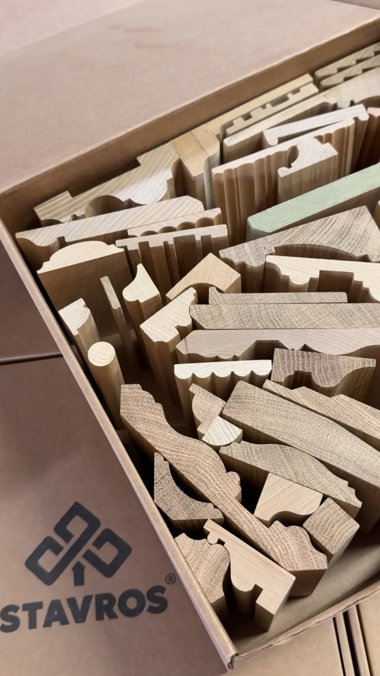 Деревянный погонаж: молдинги, рейки, карнизы — полный обзор ассортимента и применения