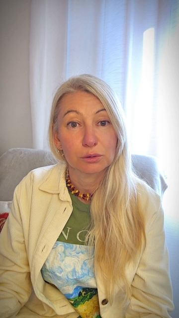 Варикоз — это не про ноги. Это про невозможность уйти.
Про усталость, которую ты не можешь признать.