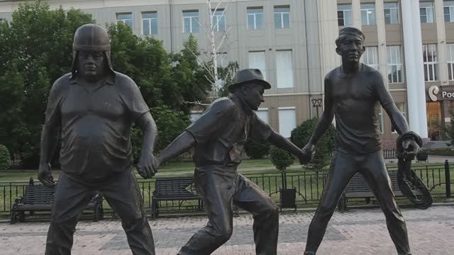 Иркутск, памятники (Леониду Гайдаю и парк скульптур).