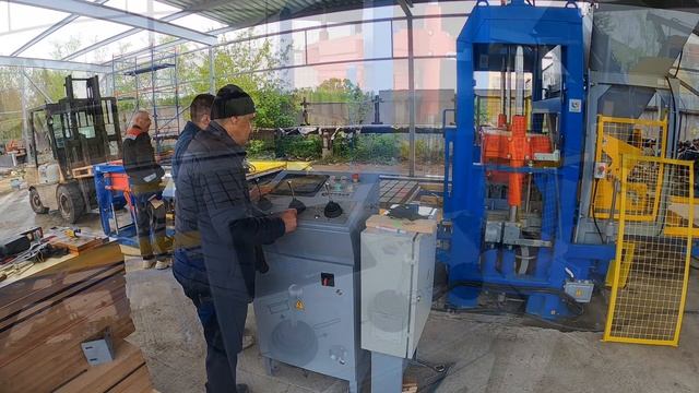 Первый взгляд на работу вибропресса Рифей-Буран-2А с подъемником! Пуско-наладка в г.Псков.