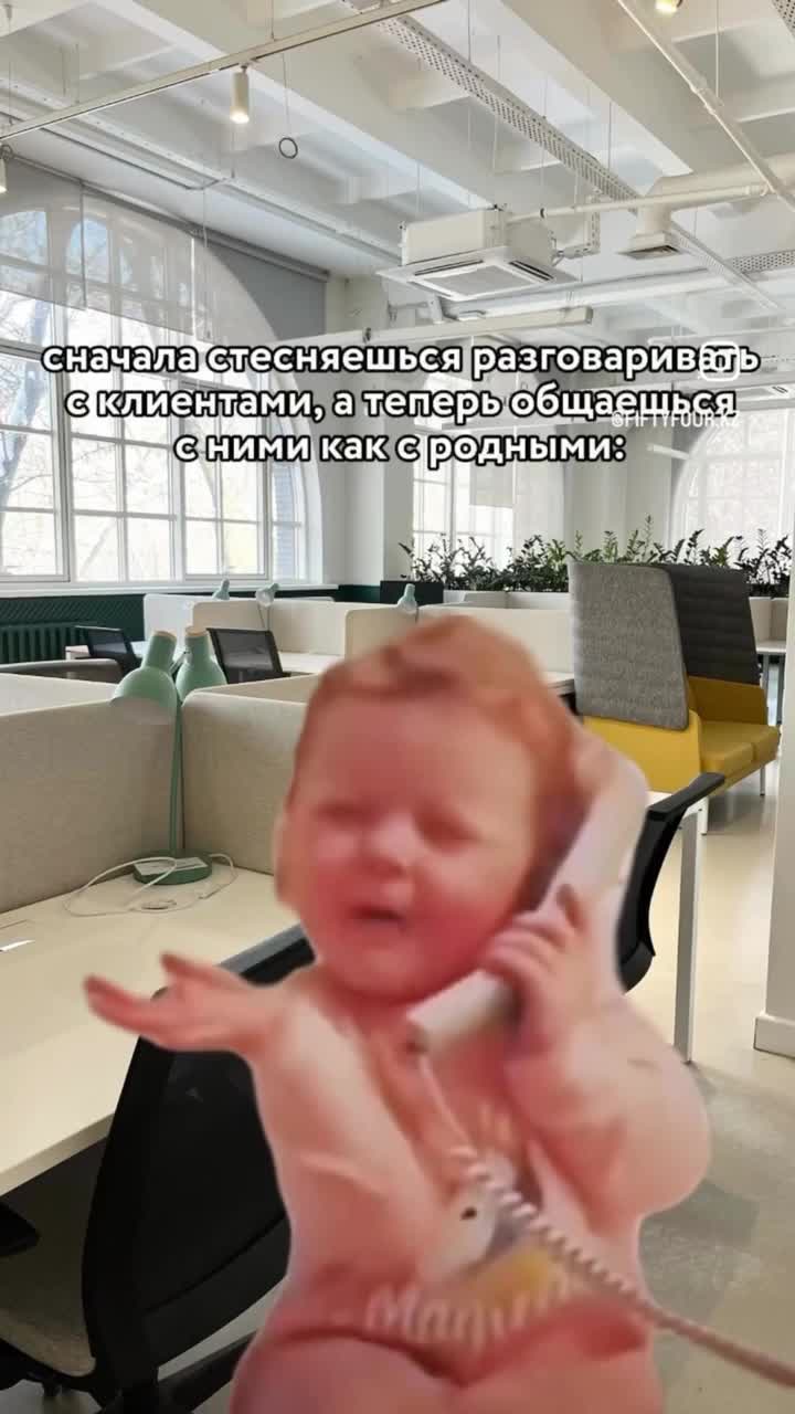 Девочка в розовой кофте разговаривает по телефону 📱
