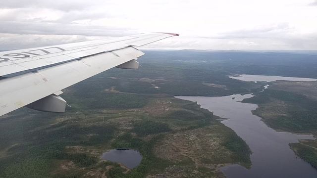 Снижение над тундрой и посадка в аэропорту Мурмаши на "Суперджете"