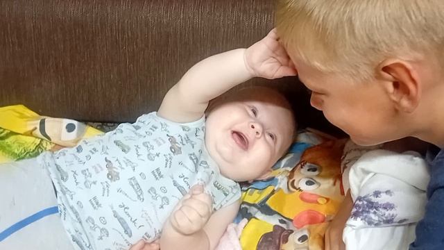 сливаем бассейн/ карасики/ Андрюшка учится сидеть