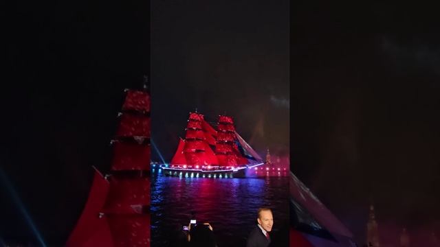 Салют на «Алых парусах» и проход брига «Россия»