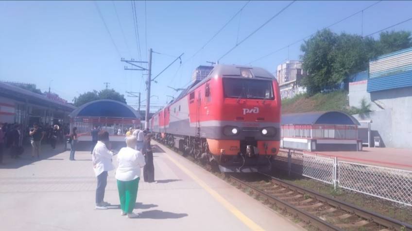 ЭП2К-060 с перегоняемым ЭП2К-255 и поездом №301 Новосибирск-Алматы