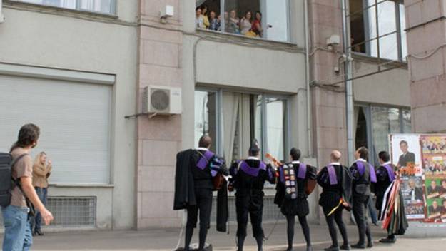 С любимой в ссоре был, но за него прощенье попросил своею песнею певец известный, прощен он был...