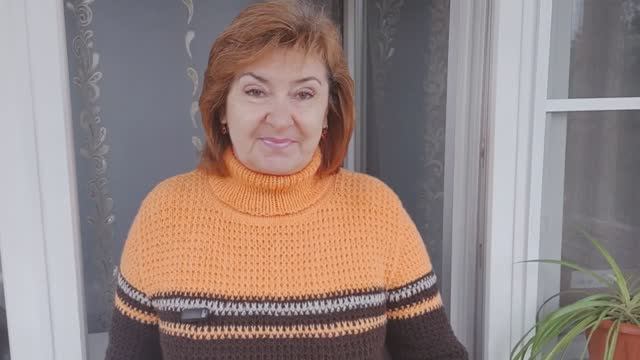 Вышиваю темную лошадку, вяжу плед.