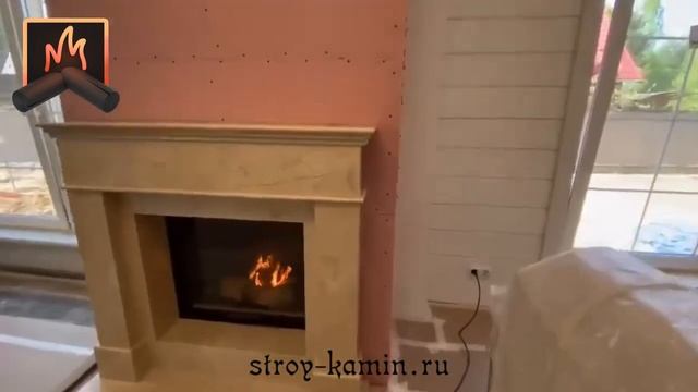 Недорогой камин портального типа из мрамора с российской дровяной топкой АСТОВ ПС 7363 в гостиной