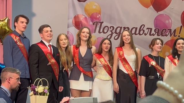 Выпускники поют песню в своей школе