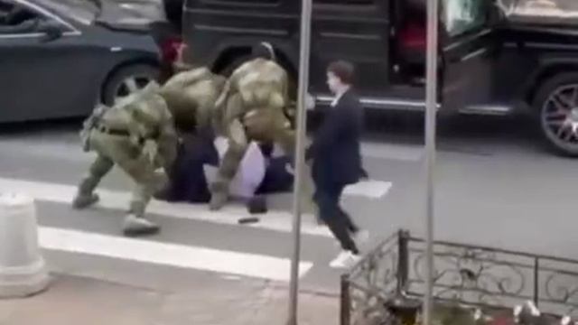 🇦🇿🔪🇷🇺Главари азербайджанской диаспоры на Урале нанесли травмы бойцу спецназа, пытаясь скрыться