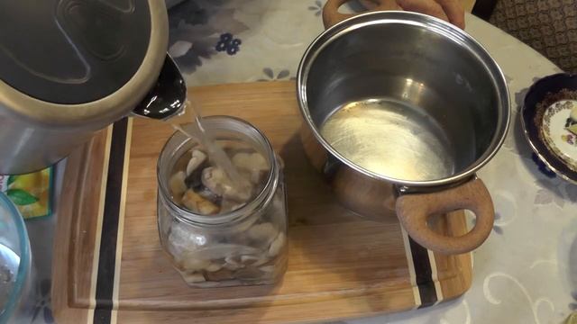 1000010802.mp4 Маринуем грибы на зиму. Очень вкусные получаются.