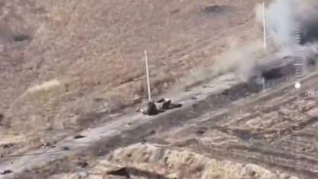 Российский боец прорывается сквозь минные заграждения