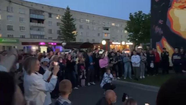 Открытие мурала Виктору Цою в Новозыбкове (1). Группа Крови в исполнении мальчика Дениса.
