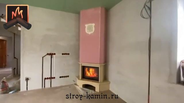 Российская топка АСТОВ ПС 8063 в недорогом угловом камине на дровах в углу гостиной загородного дома