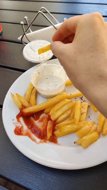 Зачётный шашлык и картошка фри в летнем кафе любимого парка!