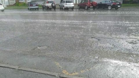 дождь с автобусной остановки