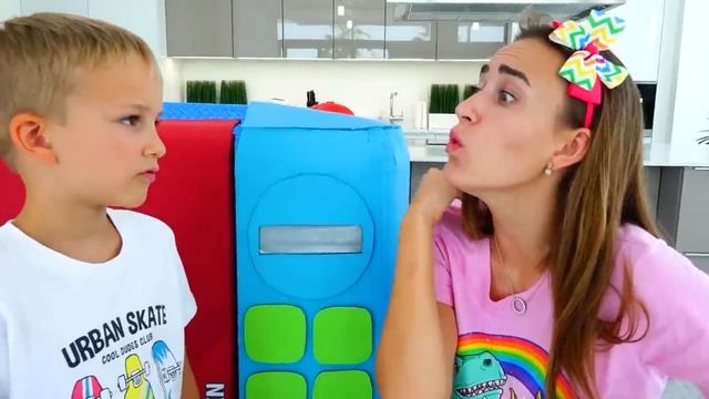 Влад и Никита играют с волшебной игрушечной микроволновкой