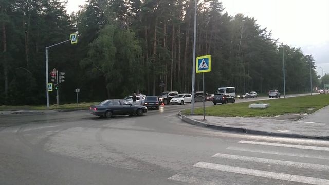 на жигули видать хотели ускориться перед сменой светофора и не вписались в поворот