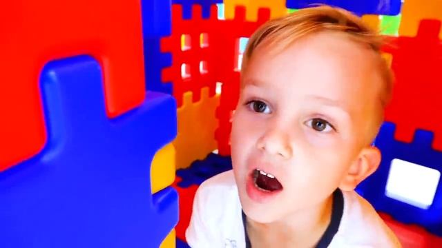 Влад и Никита Влад и Никита играют в прятки вместе с мамой