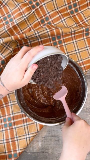 Шоколадный кекс с вишней