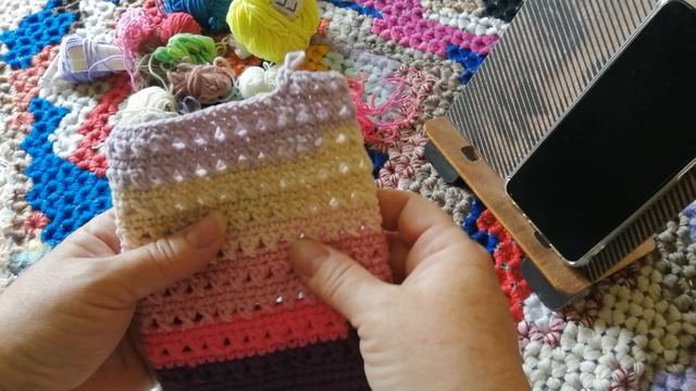 20-02-2025 Сумочка для телефона. Показываю как вяжу узор 🧶🧶🧶👍