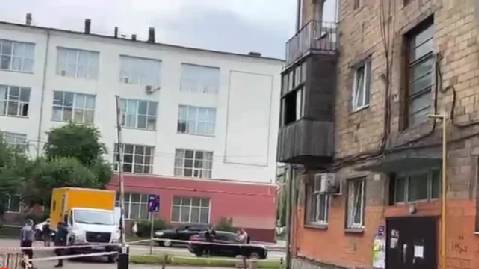 Жителей красноярской пятиэтажки эвакуировали из-за гигантской ямы у дома