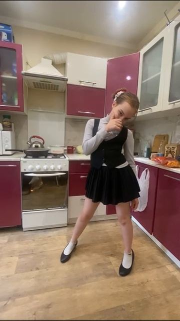 делала с подругами из химинститута странный косплей на брайнбот итальянские животные(Я в Самос нач)