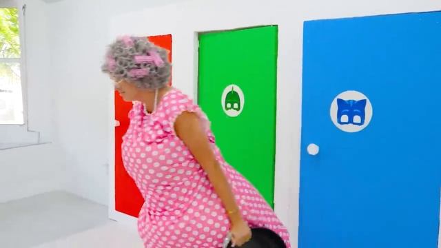 Влад и Никита Крис наряжается в костюмы и помогает маме - Детские истории с игрушками