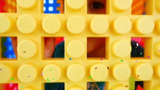 Влад и Никита Влад и Никита играют с игрушечными блоками