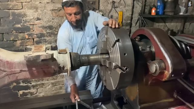 Тяжелый груз разрушает ось! Срочная починка на дороге. Ремонт оси.